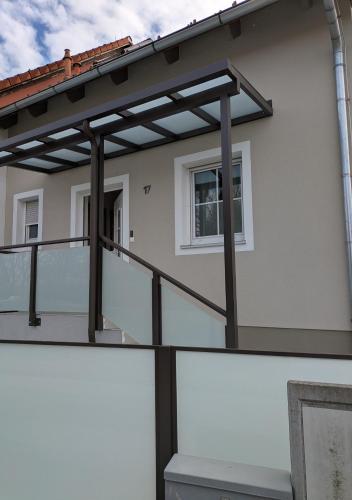 Haus am Stadtrandにあるバルコニーまたはテラス
