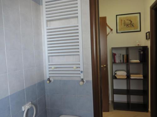 ein Badezimmer mit Dusche, Toilette und Fenster in der Unterkunft La Dimora di Paola in Lecce