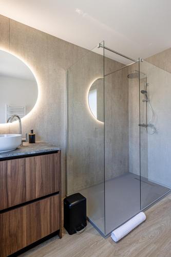 une salle de bain avec douche et lavabo dans l'établissement Le Dauphiné 6 Allevard, à Allevard