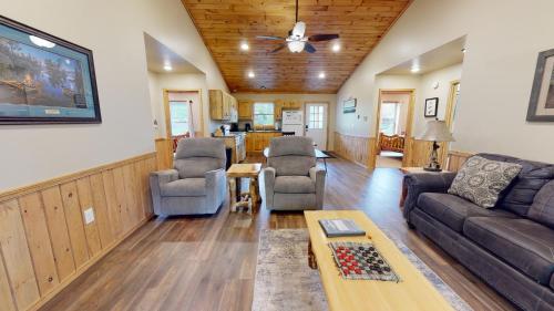 Χώρος καθιστικού στο Rough Cut Lodge