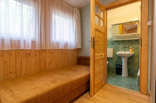 a small bathroom with a toilet and a sink at Domki Zacisze, Okoniny in Śliwice