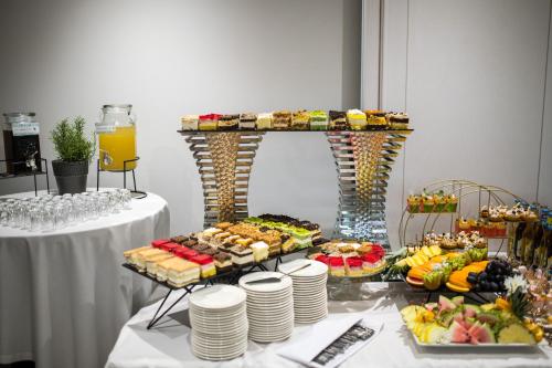 ein Buffet mit Speisen auf einem Tisch im Zimmer in der Unterkunft Hotel Paradiso in Suchedniów