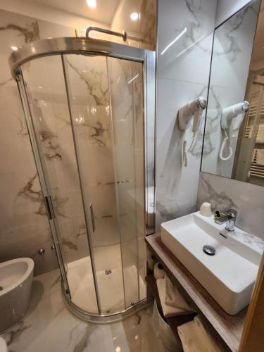 a bathroom with a shower and a sink at Hotel Villa Edera in Venice-Lido