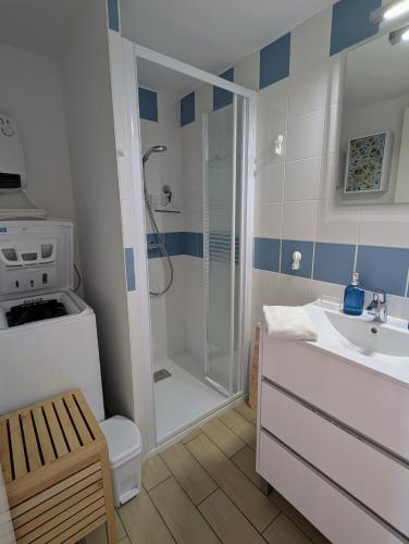 une salle de bain avec une douche, un lavabo et des toilettes dans l'établissement Maison dans résidence avec piscine et tennis - 4 personnes, à Pornic