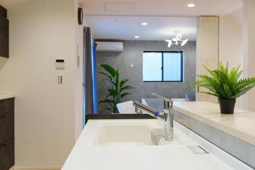 a kitchen with a sink and a counter top at 福吉屋 in Tokyo