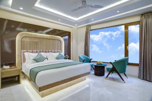 Postel nebo postele na pokoji v ubytování Gold The Prime Newly Built 2 Mins From Connaught Place and Railway Station