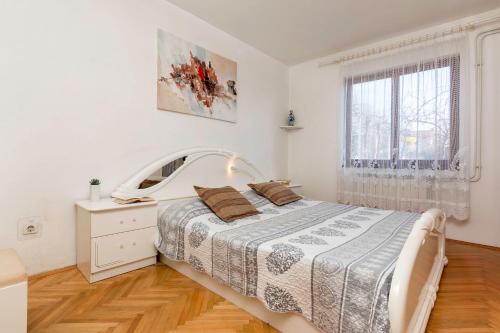 Bright & Spacious Apartment with terrace in Stinjan