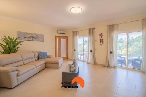 un salon avec un canapé et une table dans l'établissement #297 Espaçosa Vivenda V5 by Home Holidays, à Albufeira