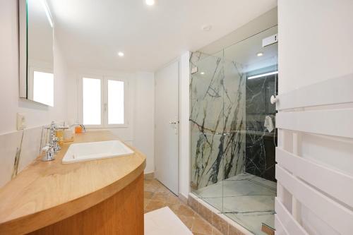 une salle de bain avec un lavabo et une douche dans l'établissement MyKeypers - Deluxe Flat 6P - St Germain des Pres Café de FLORE, à Paris