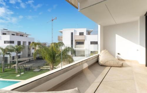 Apartment mit Balkon und Poolblick in der Unterkunft Nice Home In Santa Rosalía With Wifi in Las Casicas