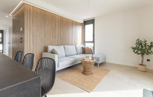 ein Wohnzimmer mit einer Couch und einem Tisch und Stühlen in der Unterkunft Nice Home In Santa Rosalía With Wifi in Las Casicas