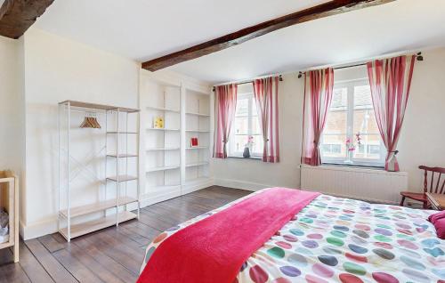 Katil atau katil-katil dalam bilik di Stunning Home In Flaignes-Havys