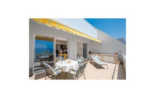3 Bedroom Beautiful Apartment In Split
