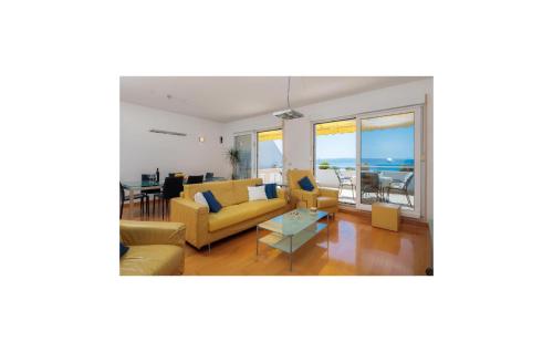 3 Bedroom Beautiful Apartment In Split