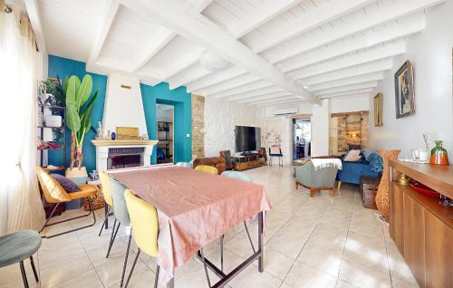 un salon avec une table à manger et un salon dans l'établissement Awesome Home In Tonnay-Boutonne, à Tonnay-Boutonne