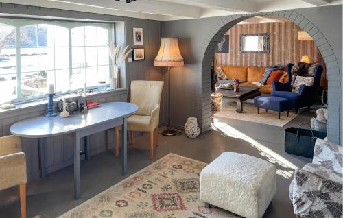 พื้นที่นั่งเล่นของ 3 Bedroom Awesome Home In Arendal