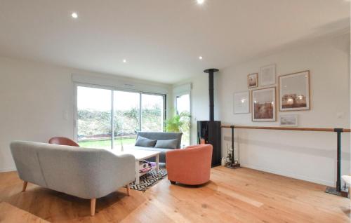 un salon avec une table et deux chaises dans l'établissement 3 Bedroom Nice Home In Amfreville, à Amfréville