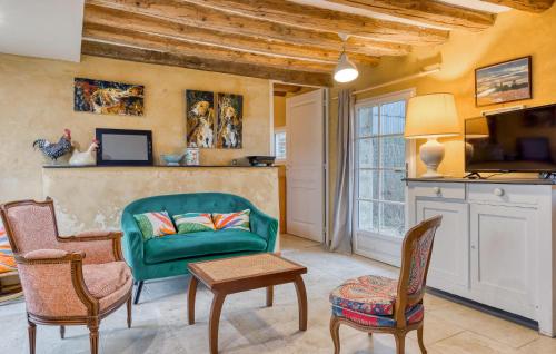 a living room with a green couch and chairs at Lovely Home In Les Baux De Breteuil in Les Baux-de-Breteuil