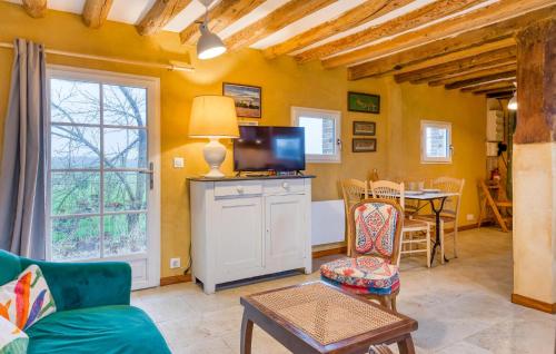 un salon avec un canapé et une télévision dans l'établissement Lovely Home In Les Baux De Breteuil, à Les Baux-de-Breteuil