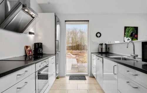 Kuchyň nebo kuchyňský kout v ubytování Gorgeous Home In Middelfart With Wifi