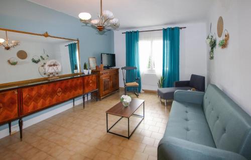 Posezení v ubytování Awesome Apartment In Carpentras