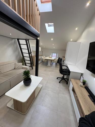 un salon avec un canapé et une table dans l'établissement Le Baptiste, à Cannes