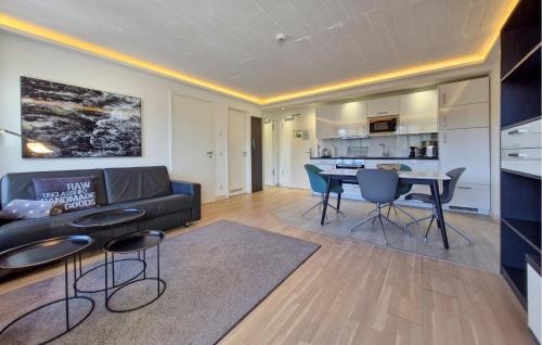una sala de estar con un sofá y una mesa en Princess, en Binz
