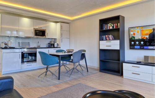 Una cocina y un comedor con mesa y sillas. en Princess, en Binz