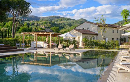 a swimming pool with chairs and a house at Awesome Home In Massa E Cozzile in Massa e Cozzile