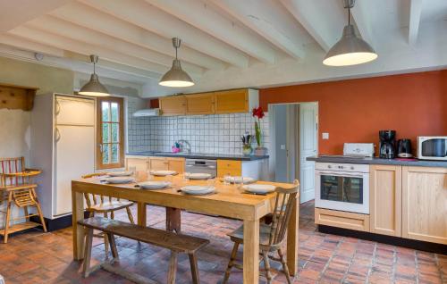 Il comprend une cuisine avec une table et des chaises en bois. dans l'établissement Stunning Home In Les Baux De Breteuil, à Les Baux-de-Breteuil