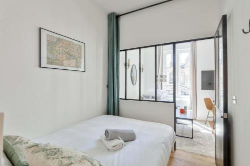 une chambre avec un lit et un grand miroir dans l'établissement Superb 1BR Flat 10 min from Bon Marché Rive Gauche, à Paris