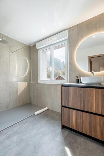 une salle de bain avec un lavabo et un miroir dans l'établissement Le Dauphiné 7 Allevard, à Allevard