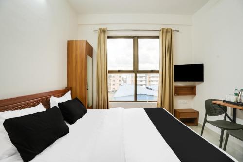 Una cama o camas en una habitación de Super Collection O K R Puram Manyata