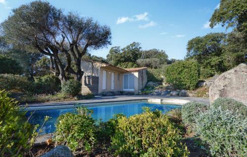 une maison avec une piscine dans un jardin dans l'établissement Pet Friendly Home In Porto-Vecchio, à Porto-Vecchio