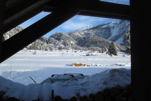 - une vue sur une montagne enneigée depuis une fenêtre dans l'établissement Les Thures Hameau du Roubion Hautes Alpes, à Névache