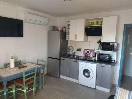 Η κουζίνα ή μικρή κουζίνα στο Appartement RDC avec terrasse- 3mn de la plage