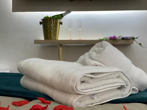 Jacuzzi Suite - Elegant Retreat in Conca D'oro