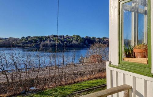 una ventana de una casa con vista a un río en Nice Home In Nösund With House Sea View, en Nösund