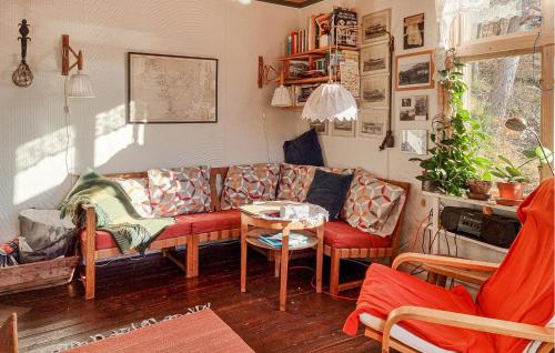 una sala de estar con un sofá y una mesa en Nice Home In Nösund With House Sea View, en Nösund