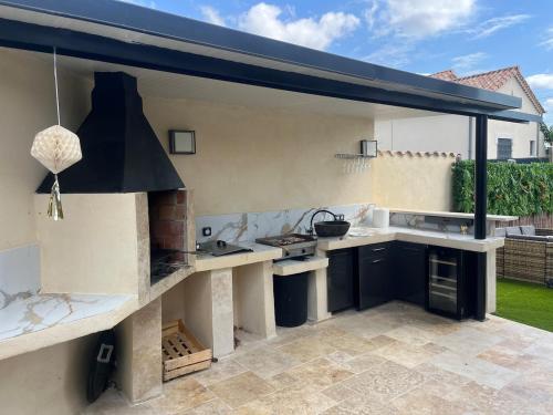 une cuisine extérieure avec cuisinière dans l'établissement La Détente, à Alès