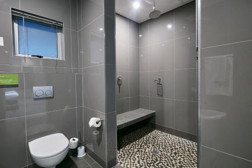 Bilik mandi di Kalahari Arms Hotel
