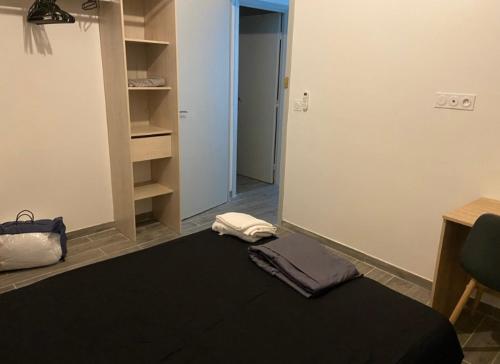 Cette chambre comprend un lit, un bureau et un placard. dans l'établissement Vacances à Nice, à Nice