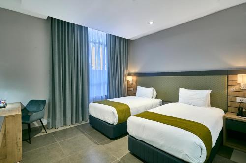 Katil atau katil-katil dalam bilik di Kalahari Arms Hotel