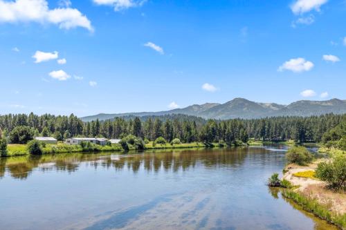 a view of a river with mountains in the background at Birch Glen Hotel in Cascade