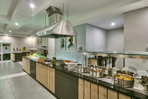 Dapur atau dapur kecil di Kalahari Arms Hotel