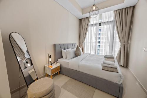 Postel nebo postele na pokoji v ubytování Dubai Aykon city