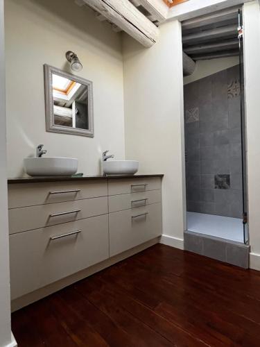 une salle de bain avec deux lavabos et une douche dans l'établissement MAISON À MAUSSANE-les-ALPILLES, à Maussane-les-Alpilles