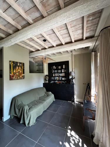 une chambre avec un lit et un plafond en bois dans l'établissement MAISON À MAUSSANE-les-ALPILLES, à Maussane-les-Alpilles