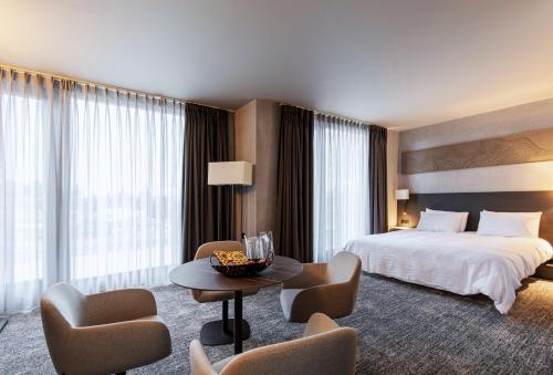 una stanza d'albergo con un letto, un tavolo e delle sedie di Therma Numera Longevity SPA a Burgas