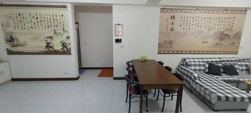 a living room with a couch and a table at 大衛城民宿 in Shan-ch'ien